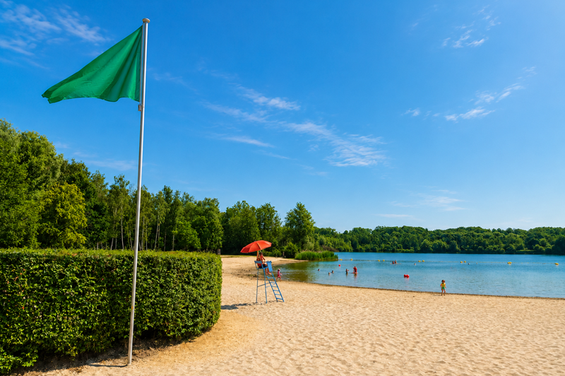 De Plas beach in Rotselaar displaying the green flag indicating that swimming is allowed under lifeguard supervision