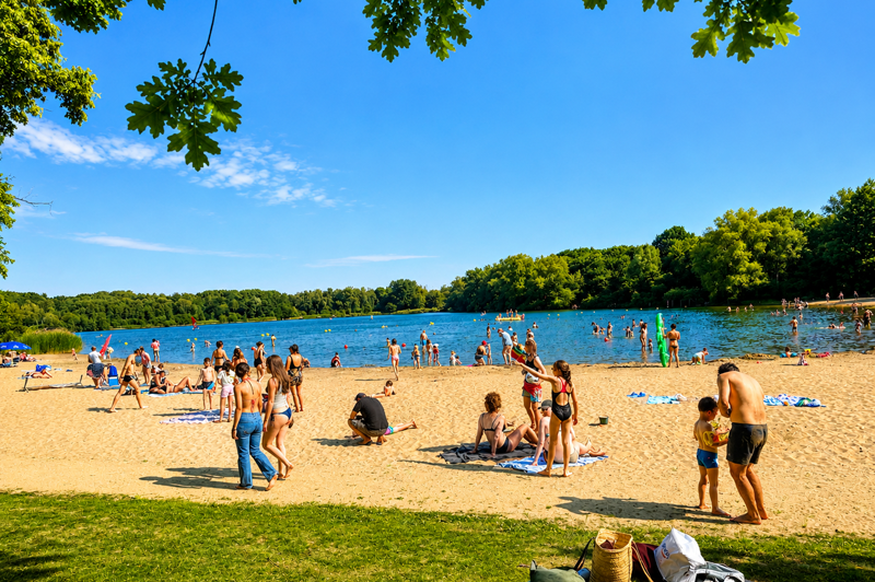 Familles profitant de la baignade dans le lac de la plage de De Plas à Rotselaar autour du ponton flottant